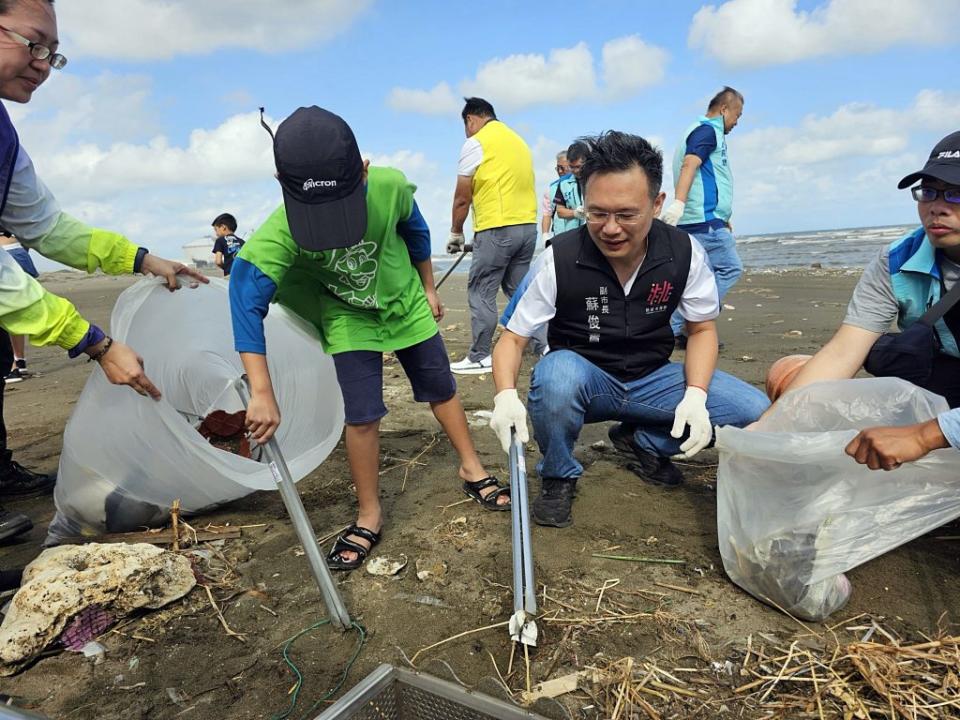 桃竹竹苗聯合淨灘，蘇俊賓副市長率企業齊心護桃海 推動淨灘常態化。（環保局提供）