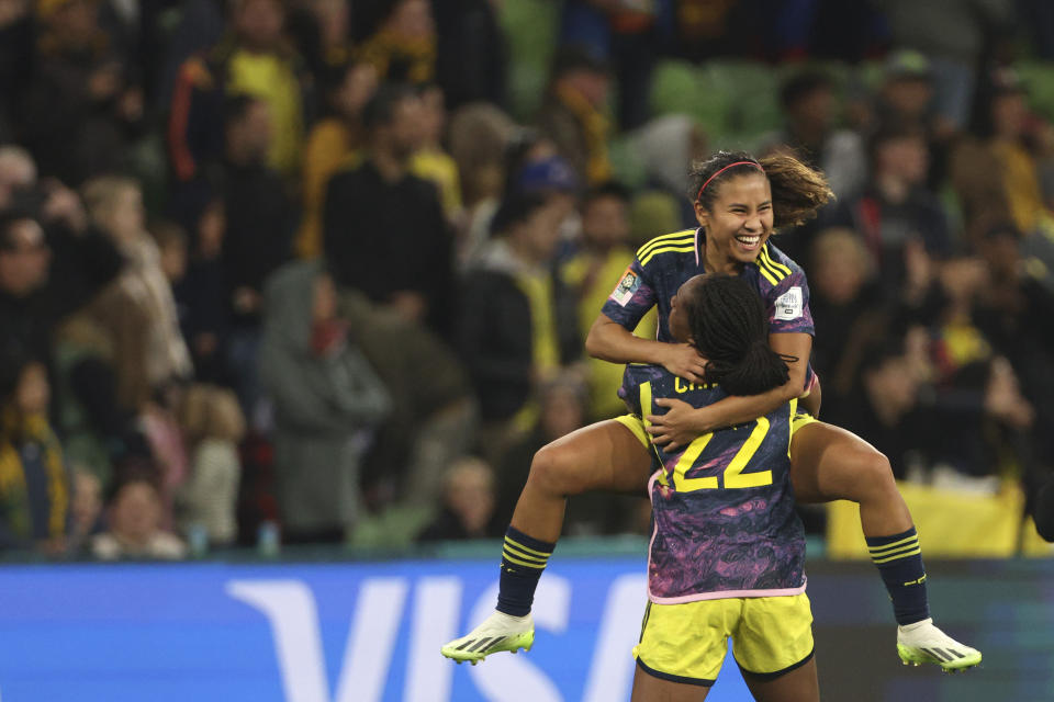 La colombiana Leicy Santos, en alto, y su compañera Daniela Caracas celebran tras la victoria 1-0 ante Jamaica los octavos de final del Mundial femenino en Melbourne, Australia, el martes 8 de agosto de 2023. (AP Foto/Hamish Blair)