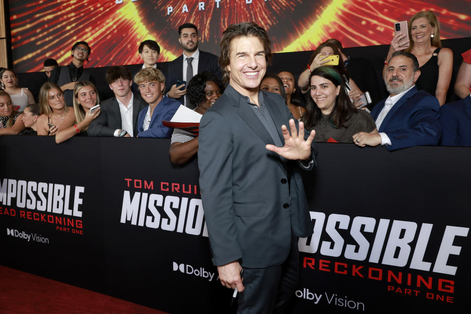 NUEVA YORK, NUEVA YORK - 10 DE JULIO: Tom Cruise posa con los fanáticos durante el estreno estadounidense de 