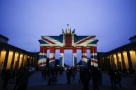 <p>Das Brandenburger Tor erstrahlt in Gedenken der Opfer des Londoner Anschlags in der englischen Flagge. (Bild: Markus Schreiber/AP) </p>