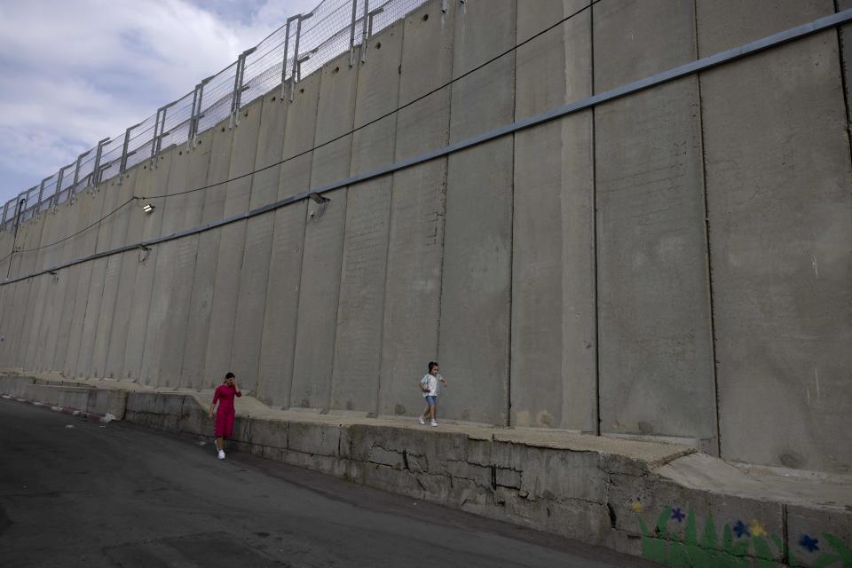 Grupos afirman que el cemento que produce Cemex en Israel sirve para construir el muro para separar a las comunidades (Foto: Menahem Kahana/AFP)