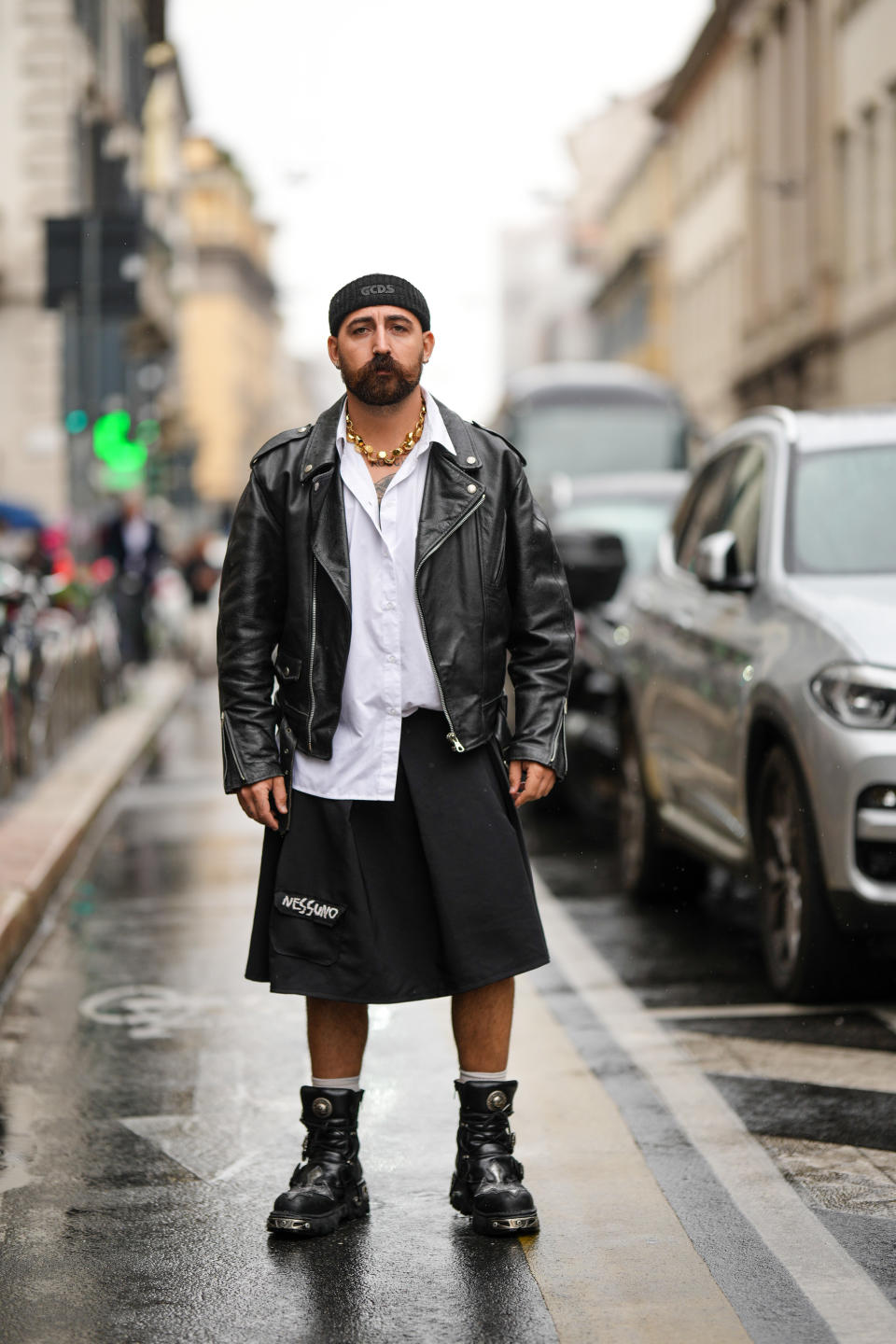 El street style en las grandes capitales de la moda, como Milán, muestra frecuentemente hombres con falda que derrochan personalidad y estilo.  (Foto de Edward Berthelot/)