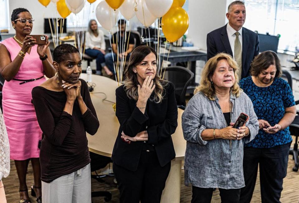 Monica Richardson (atrás a la izquierda), vicepresidenta de noticias locales, se unió a las miembros de la junta editorial (de izquierda a derecha) Nancy Ancrum, Amy Driscoll y Luisa Yanez, mientras se anunciaban los ganadores del Premio Pulitzer el 8 de mayo de 2023.