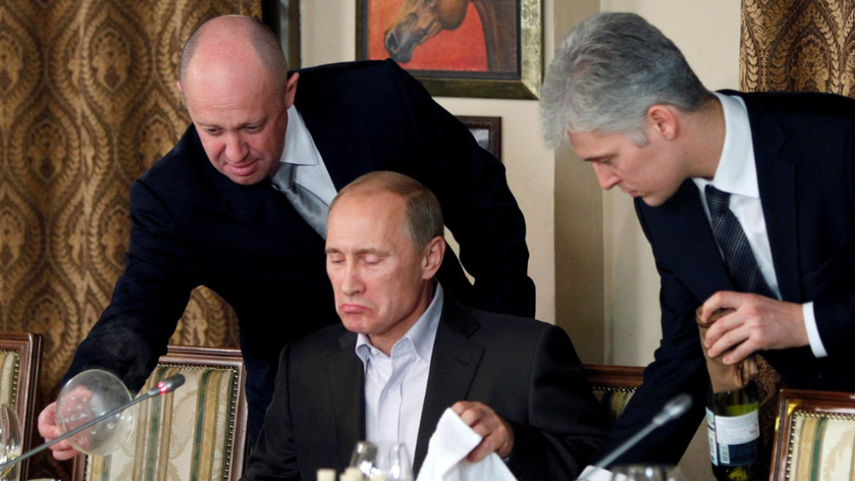 Yevgeny Prigozhin (izquierda) en la foto sirviendo a Vladimir Putin (centro)  