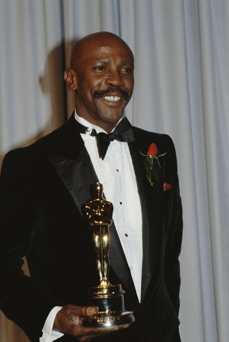 American Emmy, Golden Globe, and Academy Award winning actor Louis Cameron Gossett, Jr wins the Oscar for Best Actor in a Supporting Role for An Officer and a Gentleman during the 55th Academy Awards. (Photo by Bill Nation/Sygma via Getty Images)
