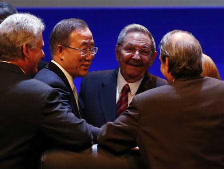 U.N. Secretary General Ban Ki-moon (2nd L) and Cuba's President Raul Castro (3rd L) share a moment with attendees of the Community of Latin American and Caribbean States (CELAC) summit in Havana January 28, 2014. REUTERS/Enrique De La Osa