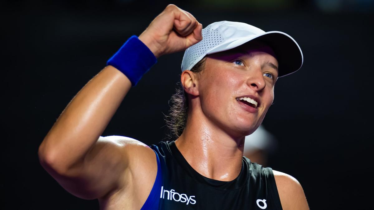 Iga Swiatek beats Aryna Sabalenka to reach final