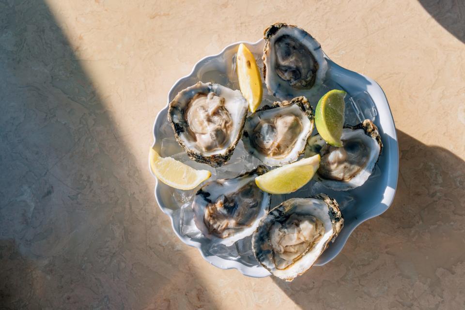 Tray of oysters