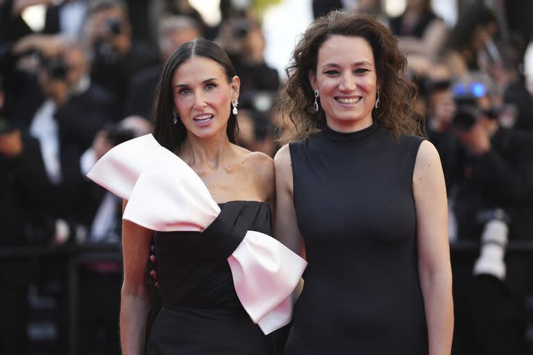 Demi Moore y Coralie Fargeat, protagonista y directora de The Substance, llegan este sábado a la ceremonia de clausura del Festival de Cannes; la película ganó el premio al mejor guion