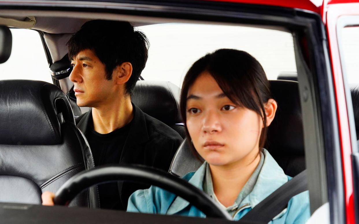 In Hiroshima stellt man Yusuke Kafuku (Hidetoshi Nishijima) die junge Misaki (Toko Miura) als Fahrerin zur Seite. (Bild: Rapid Eye Movies)