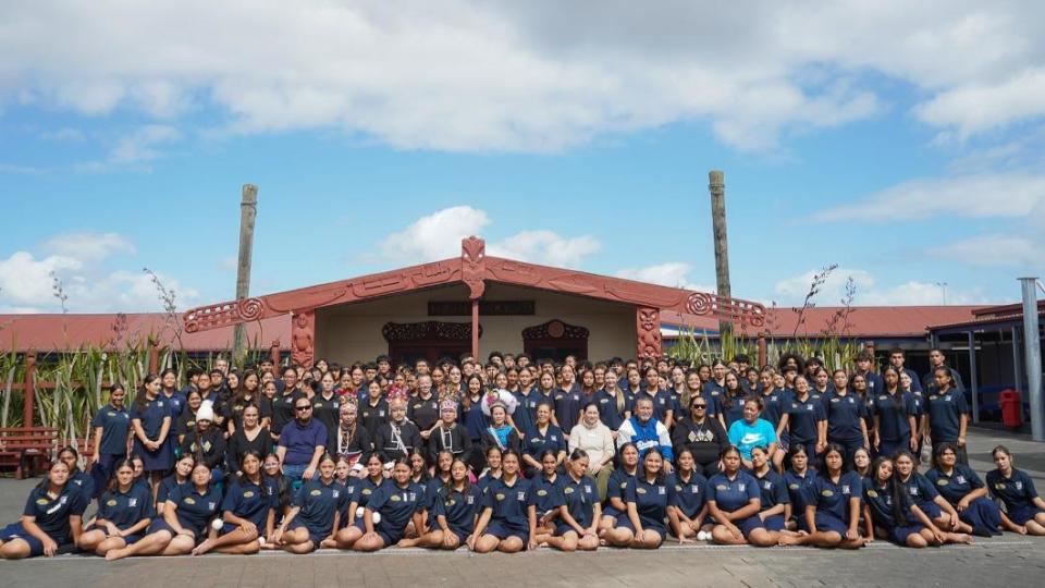 舒米恩日前到紐西蘭，抽空與當地中學的毛利原住民專班交流。（圖／米大創意提供）