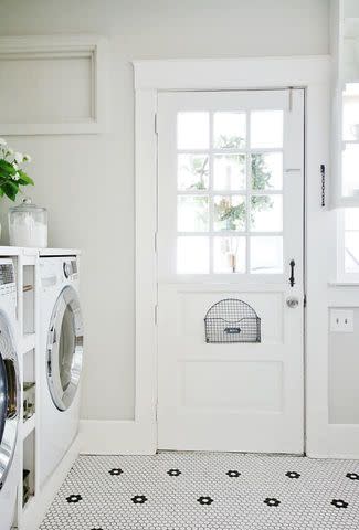 <p><a href="https://thistlewoodfarms.com/laundry-room-organization-tips/" data-component="link" data-source="inlineLink" data-type="externalLink" data-ordinal="1">Thistlewood Farms</a></p>