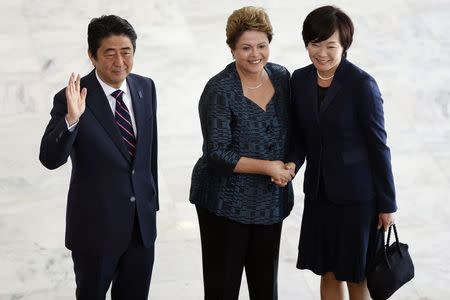 Brazil's President Dilma Rousseff (C) shakes hands with Akie Abe, the wife of Japan's Prime Minister Shinzo Abe (L), before a meeting at the Planalto Palace in Brasilia August 1, 2014. REUTERS/Ueslei Marcelino