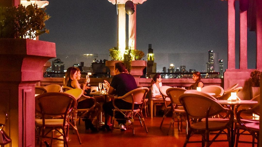 El Alvear Palace Hotel rediseñó la terraza y creó este hermoso y muy paquete bar