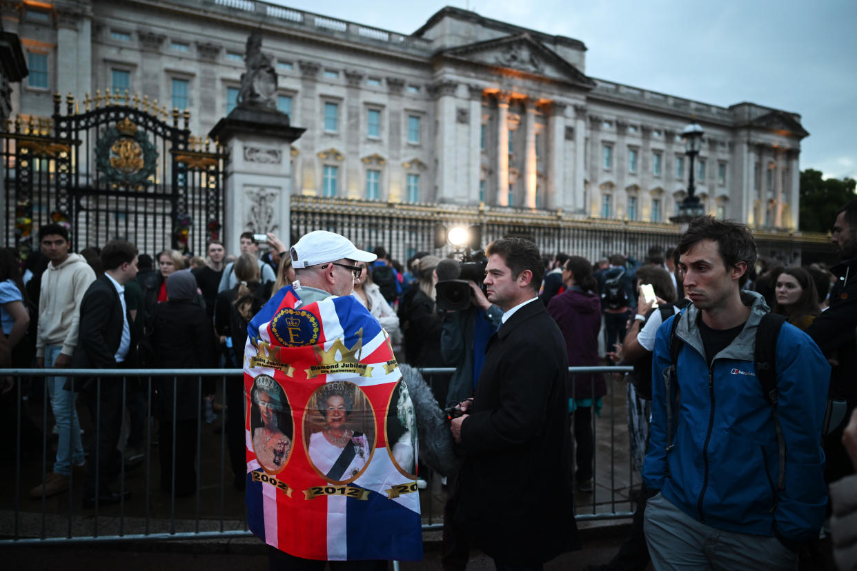 LONDON, ENGLAND - SEPTEMBER 08: Crowds gather in front of Buckingham Palace to pay their respects following the death today of Queen Elizabeth II in Balmoral, on September 8, 2022 in London, England.  Elizabeth Alexandra Mary Windsor was born in Bruton Street, Mayfair, London on 21 April 1926. She married Prince Philip in 1947 and acceded the throne of the United Kingdom and Commonwealth on 6 February 1952 after the death of her Father, King George VI.Queen Elizabeth II died at Balmoral Castle in Scotland on September 8, 2022, and is survived by her four children, Charles, Prince of Wales, Anne, Princess Royal, Andrew, Duke Of York and Edward, Duke of Wessex. (Photo by Leon Neal/Getty Images)