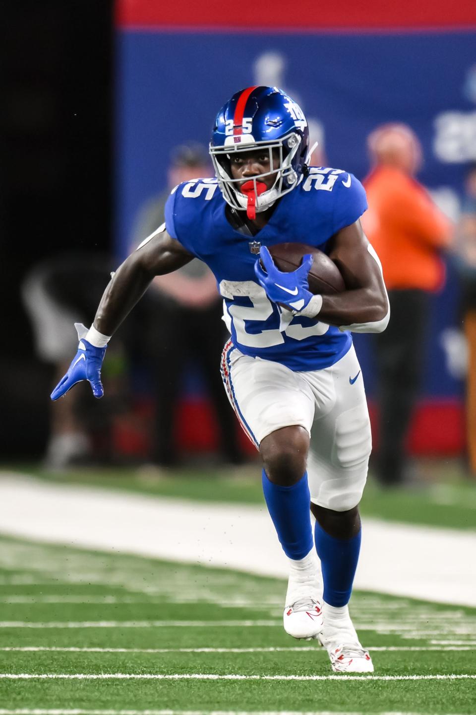 Aug 18, 2023; East Rutherford, New Jersey, USA; New York Giants running back Jashaun Corbin (25) runs after a catch against the Carolina Panthers during the fourth quarter at MetLife Stadium. Mandatory Credit: John Jones-USA TODAY Sports