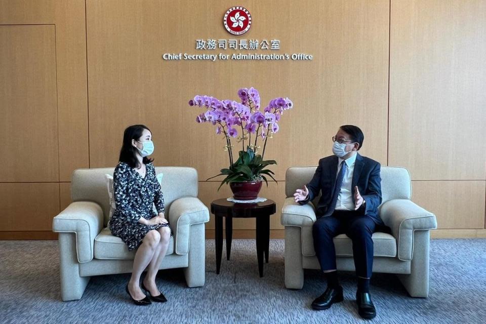 陳國基(右)歡迎李惠(左)加入政務司司長辦公室。(FB專頁「Eric Chan 陳國基」)