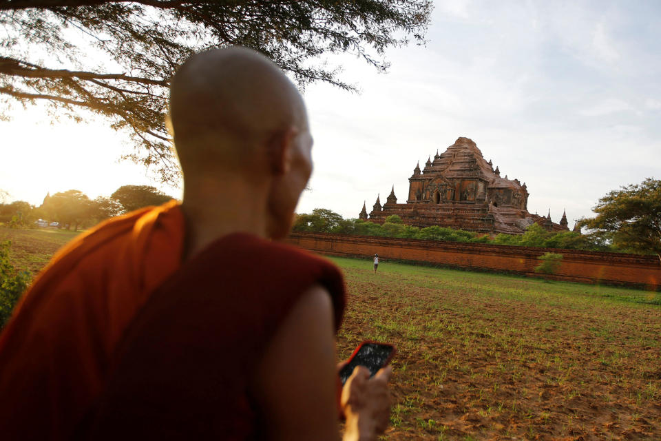 <p>A Buddhist monk looks at a damaged pagoda after an earthquake in Bagan, Myanmar August 25, 2016. (REUTERS/Soe Zeya Tun ) </p>