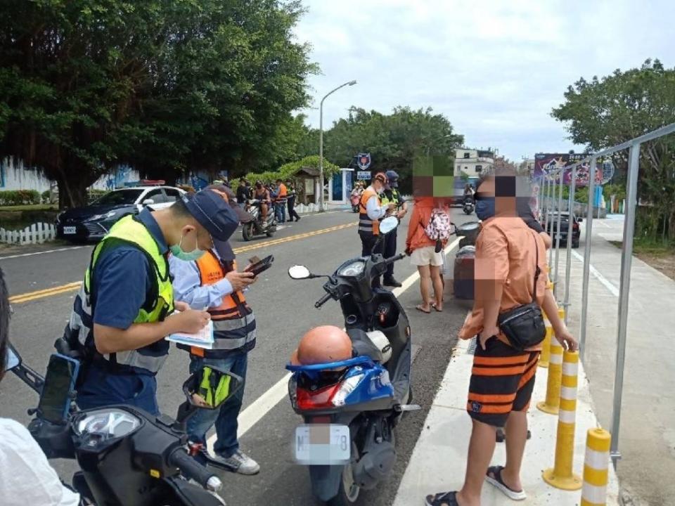 東港警分局員警聯合屏東監理站人員在小琉球執行交通違規聯合稽查勤務，其中以騎乘機車未戴安全帽為最大宗。（記者鄭伯勝翻攝）