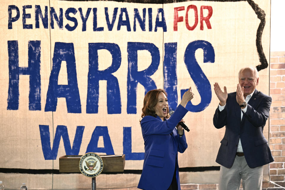 TOPSHOT - La vicepresidenta estadounidense y candidata presidencial demócrata Kamala Harris (izq.) habla mientras su compañero de fórmula, el gobernador de Minnesota, Tim Walz, observa durante una parada de su gira en autobús de campaña en Rochester, Pensilvania, el 18 de agosto de 2024. Harris se embarcó en una gira en autobús por el estado de Pensilvania, que podría ser decisivo para las elecciones, el domingo, mientras mantiene el impulso antes de su papel estelar en la Convención Nacional Demócrata en Chicago. (Foto de ANGELA WEISS / AFP) (Foto de ANGELA WEISS/AFP vía Getty Images)