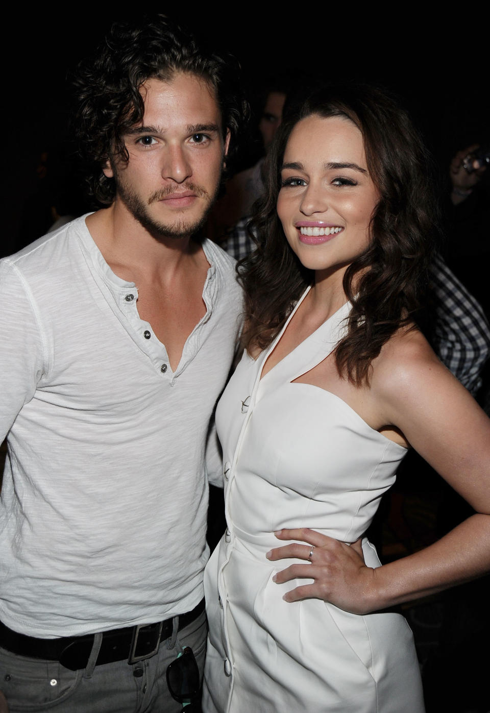 Emilia Clarke y Kit Harington promocionando 'Juego de Tronos' en un panel de Comic-Con 2011 en julio de 2011, cinco meses después de que la actriz se sometiera a su primera cirugía por un aneurisma (Foto de Frazer Harrison/Getty Images)