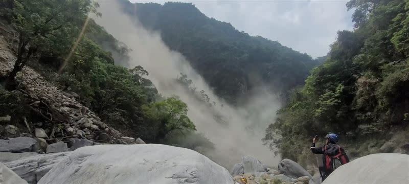 搜救人員遭遇大面積土石崩塌。（圖／翻攝畫面）