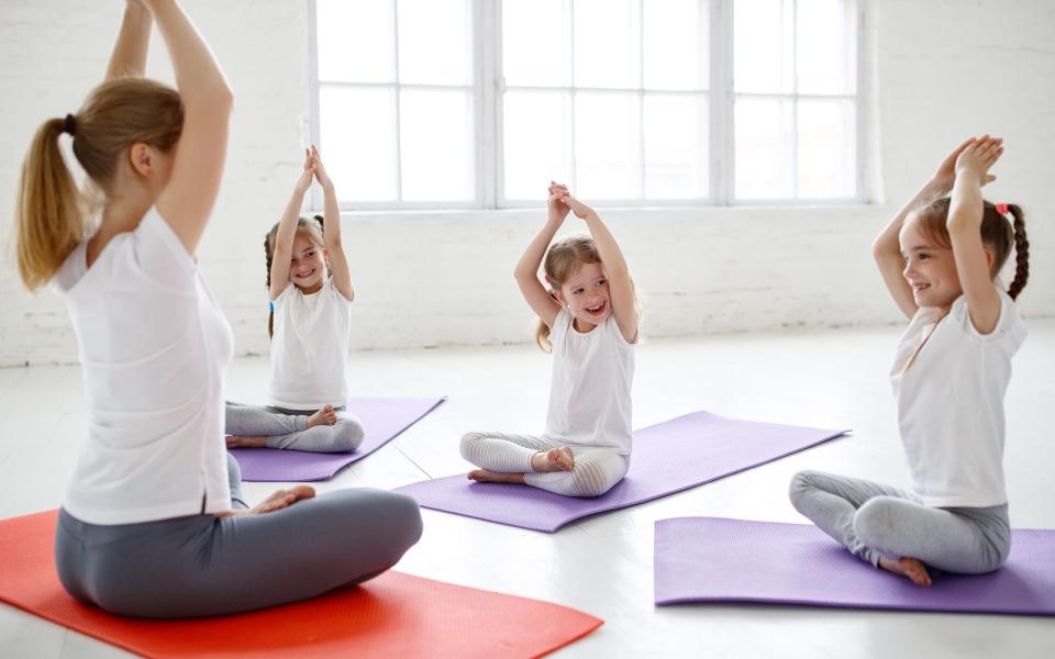 Ob Baum, Katze, Löwe oder herabschauender Hund - viele Asanas, also Yoga-Posen, sind nach Pflanzen und Tieren benannt. Denn die Vorbilder finden sich in der Natur. Nicht nur wird durch diese Namensgebung eine Verbindung zur Natur hergestellt, auch wird den Kindern damit der spielerische Zugang zum Yoga erleichtert. (Bild: iStock / evgenyatamanenko)