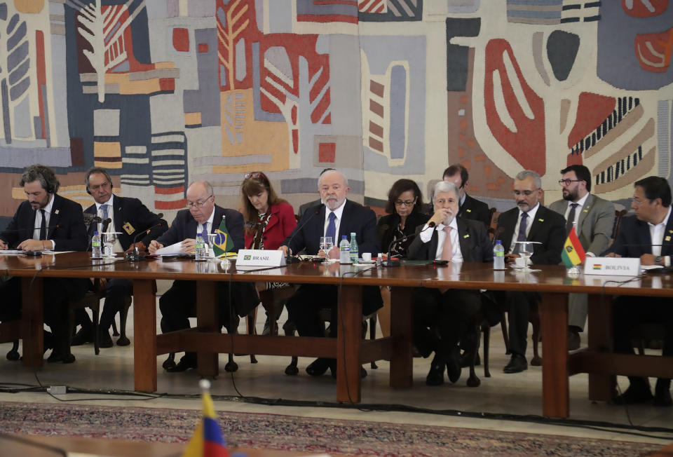 El presidente brasileño Luiz Inácio Lula da Silva, al centro, recibe a los líderes en la Cumbre Sudamericana en el palacio de Itamaraty en Brasilia, Brasil, el martes 30 de mayo de 2023. (AP Foto/Gustavo Moreno)