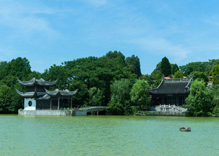 ▲The China Area as seen from the pond in the center of the park. The outward-pointing tips of the roof have an exotic feel.