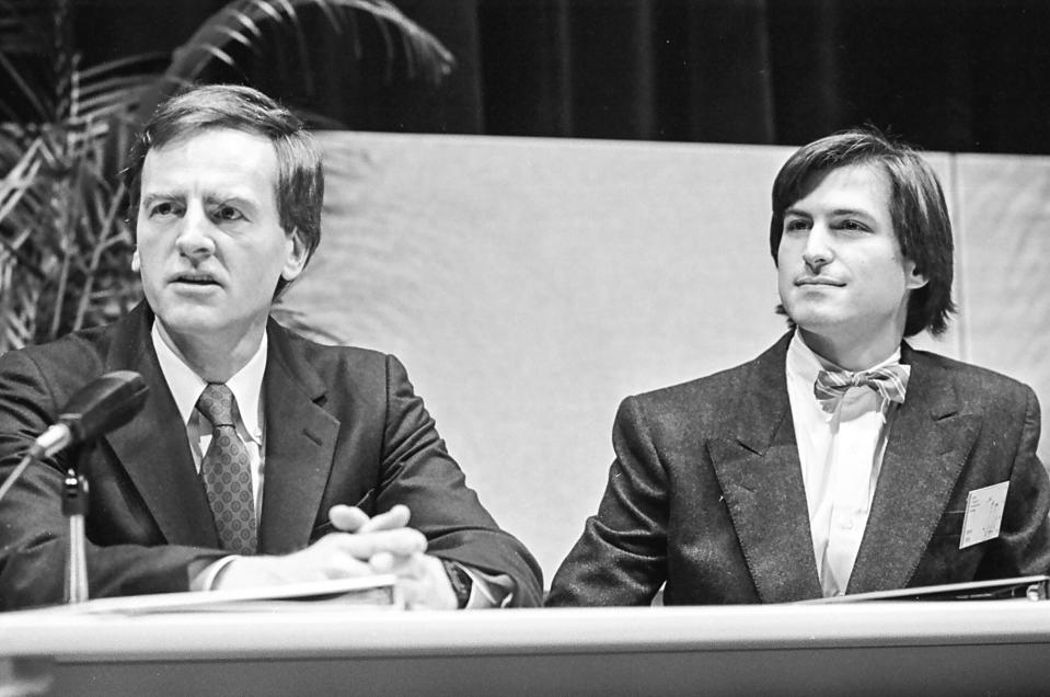 CUPERTINO, CALIFORNIA - JANUARY 24: John Sculley, left, and Steve Jobs, right, spoke at the Apple Computers shareholders meeting at Flint Center in Cupertino, Calif. on January 24, 1984 to introduce the company's new Macintosh personal computer. (Photo by Cap Carpenter/MediaNews Group/The Mercury News via Getty Images)