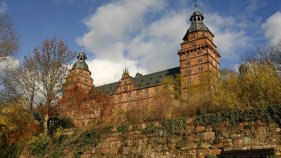 Um einen coronakonformen Prozess zu ermöglichen, wird im Schloss Johannisburg verhandelt.