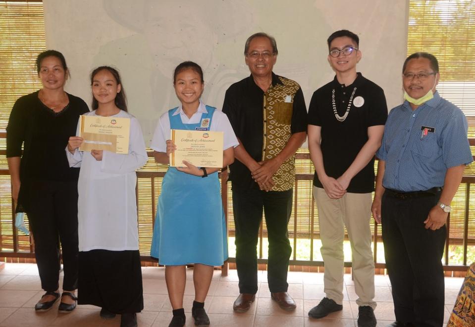 Ivan (second right) with upper secondary school winners of the writing competition. — Picture by Ivan Avannus Jacob Jimbangan