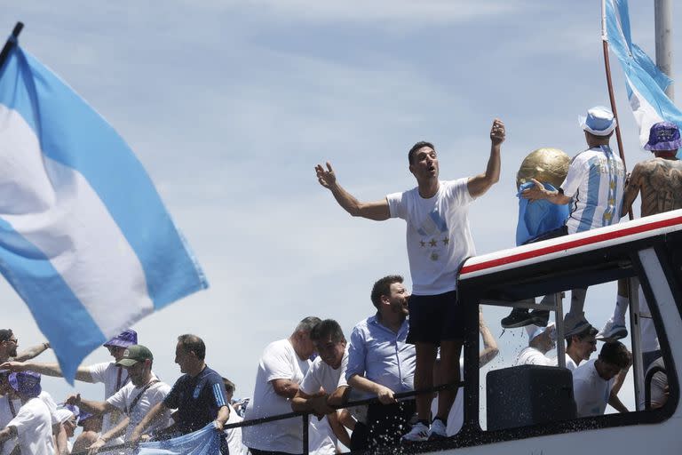 En la recorrida del micro de la selección argentina campeona del Mundo en Qatar 2022, Lionel Scaloni canta subido a un lateral, entre los futbolistas y ayudantes.