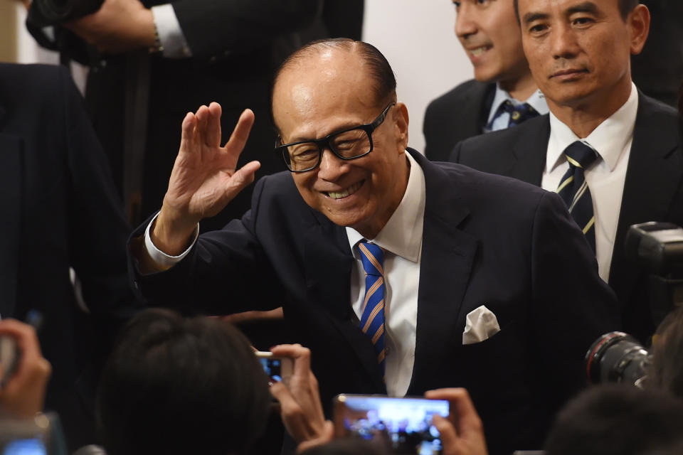 Hong Kong's richest man Li Ka-shing (L), 89, waves as he leaves a press conference in Hong Kong on March 16, 2018.
Hong Kong's richest man Li Ka-shing announced on March 16 he was stepping down as chairman of his flagship company CK Hutchison, marking the end of an era for one of the world's most storied tycoons. Li, who is turning 90 in July this year, has finally concluded mounting speculation about his retirement as he is expected to hand over the reins to his eldest son Victor. / AFP PHOTO / Anthony WALLACE        (Photo credit should read ANTHONY WALLACE/AFP via Getty Images)