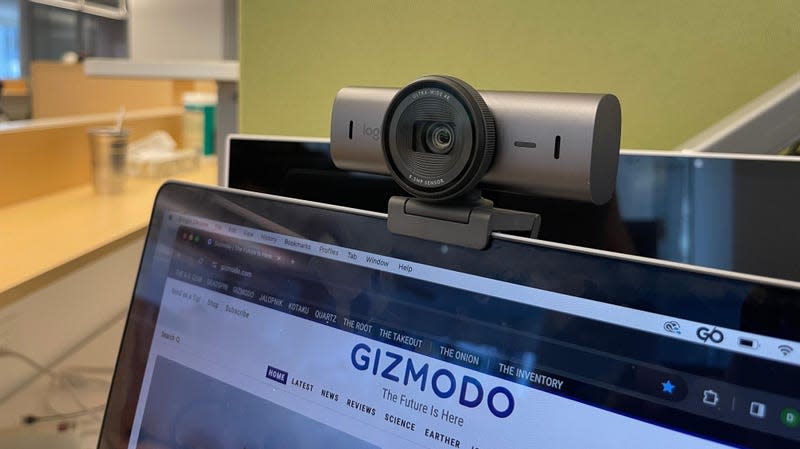 The MX Brio magnetically attaches to its mount, but a non-magnetic connection to a tripod is also an option. - Photo: Dua Rashid / Gizmodo