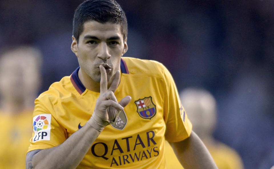 El delantero del Barcelona Luis Suárez celebra tras marcar un gol en el partido de la Liga española ante el Deportivo de La Coruña del 20 de abril en el estadio de Riazor (AFP | Miguel Riopa)