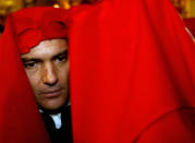 El actor no se pierde la Semana Santa malagueña y en 2005 acompañó a la Hermandad de la Exaltación como un costalero más. (Foto: Jose Luis Roca / AFP / Getty Images)