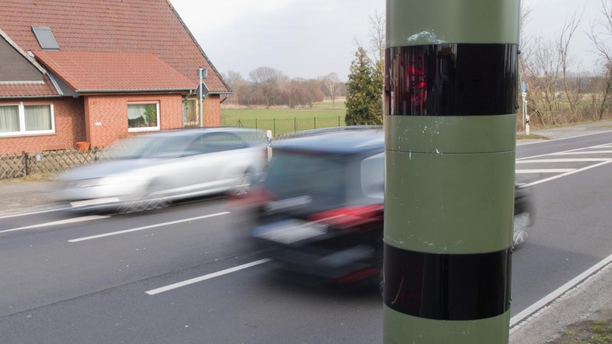 Autos fahren an einem Blitzgerät zur Geschwindigkeitskontrolle vorbei. Wegen eines  Formfehlers in der Straßenverkehrsverordnung sind die neuen Regeln von den Bundesländern vorerst außer Vollzug gesetzt worden.