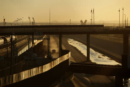 A general view shows the border between Mexico (L) and the United States as seen from the international border crossing bridge Paso del Norte, in Ciudad Juarez, Mexico April 1,2019. REUTERS/Jose Luis Gonzalez