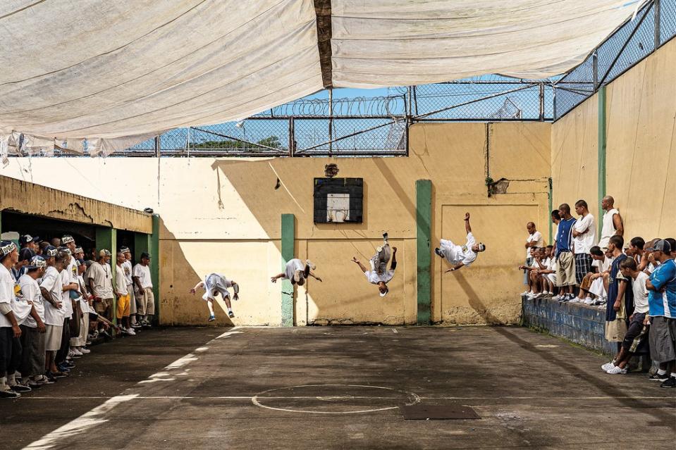 Inmates perform gymnastics at the Chalatenango Penal Centre (© Tariq Zaidi)