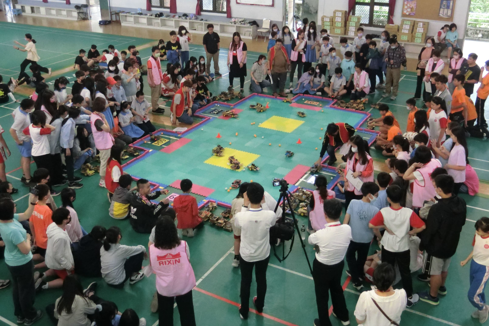 北市日新國小「智慧足球車」競賽熱鬧登場