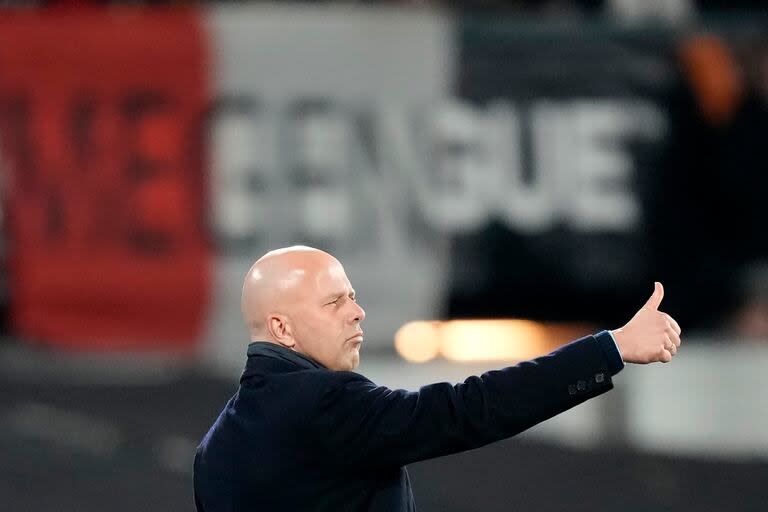 Arne Slot, el entrenador de Feyenoord que mira hacia adelante con optimismo porque ya se siente preparado para dirigir en la Premier League.