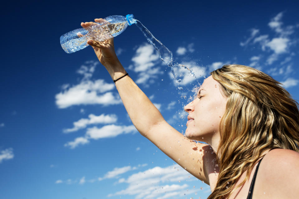 Bei einer Hitzewelle sollte man immer an ausreichend Abkühlung und ans Wassertrinken denken. (Symbolbild: Getty Images)