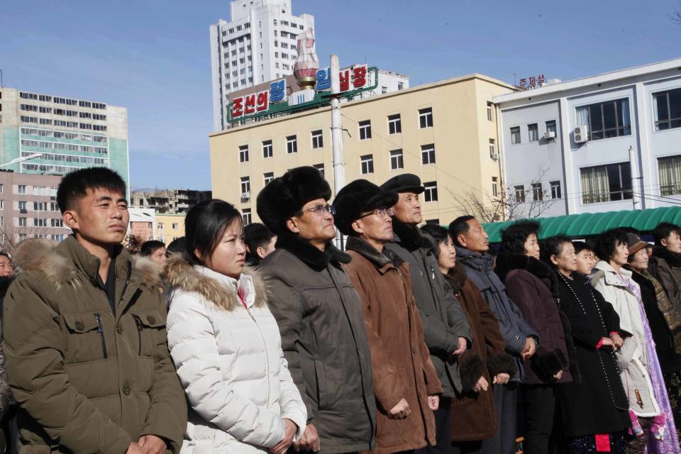 北韓民眾在街頭觀看領導人金正恩透過國營電視宣布，成功測試新型洲際彈道飛彈(AP Photo/Jon Chol Jin)