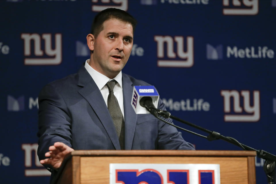 Joe Judge, the new coach of the New York Giants, is researching Oregon quarterback Justin Herbert. (AP Photo/Frank Franklin II, File)