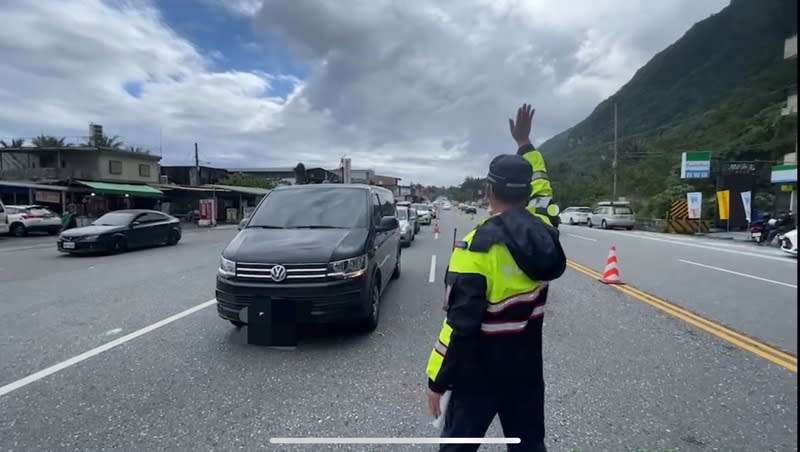 交通部公路總局指出，預估明天省道主要幹道及觀光風景區周邊路段仍有出遊車潮，包括台61線中彰大橋、台2線關渡至淡水、台9線礁溪路段、台21線日月潭等，建議民眾多搭公共運輸，國道客運空位還非常多。（中央社檔案照）