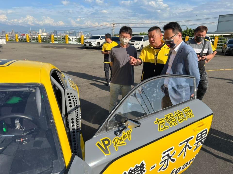 《圖說》廖老大與立委莊競程及市議員江肇國會勘軋車賽事地點。