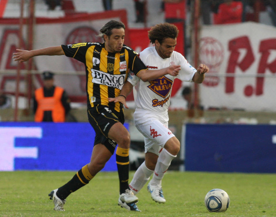 Kevin Cura (d), vistiendo la camiseta de Huracán durante un partido frente a Olimpo de Bahía Blanca. Foto: Photogamma.