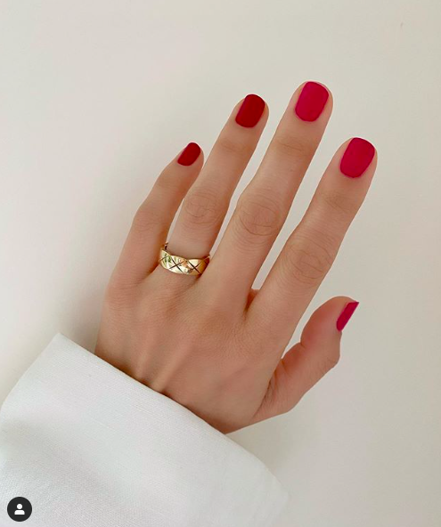 <p>Le vernis rouge est un peu comme la petite robe noire en mode. Classique, intemporelle, cette couleur est un incontournable. Sur ongle court ou long, le vernis rouge fait toujours son petit effet ! </p><br>