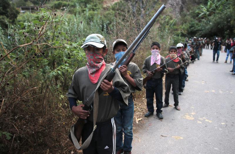 Vista general de un grupo de menores que fue presentado este miércoles, por la Coordinadora Regional de Autoridades Comunitarias-Pueblos Fundadores (CRAC-PF), en la localidad de Chilapa de Álvarez en el estado de Guerrero (México). EFE/ José Luis de la Cruz